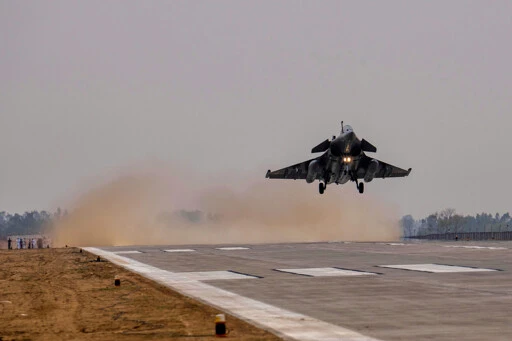 India-Pakistan jets clash in one of the largest dogfights in recent history